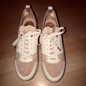 Michael Kohrs pink rose gold shoe. Size 9.5